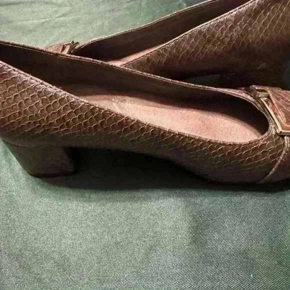 Preowned Aerosoles with a big buckle on top. Womens size 9.5. - Picture 7 of 15